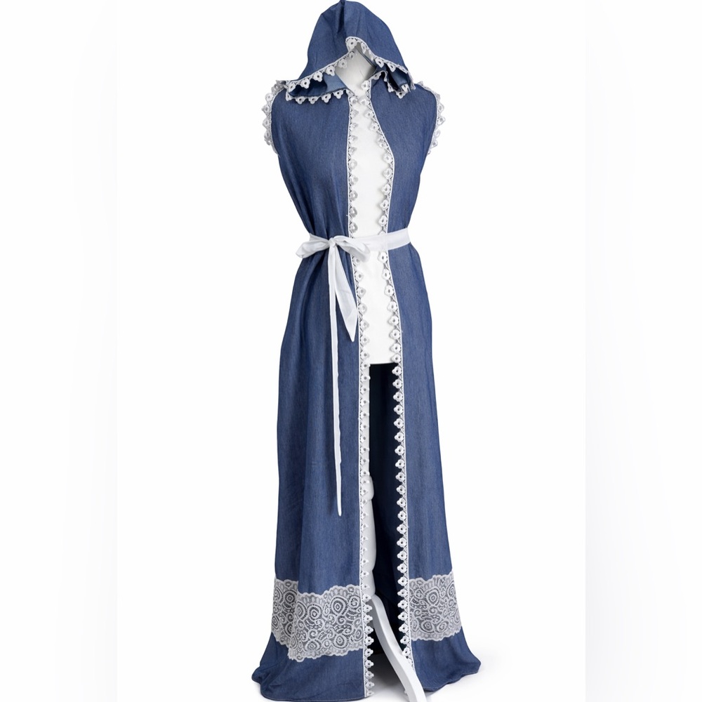 Open denim coat in blue with white lace and a hood

Send me your best offer